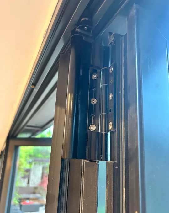 Ball-bearing hinge