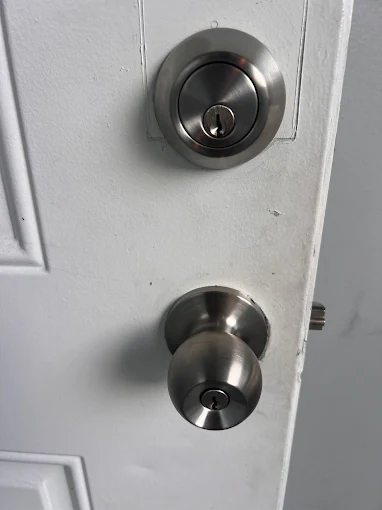 Treasure Coast Locksmith 24/7 emergency van arriving at a Fort Pierce home at night