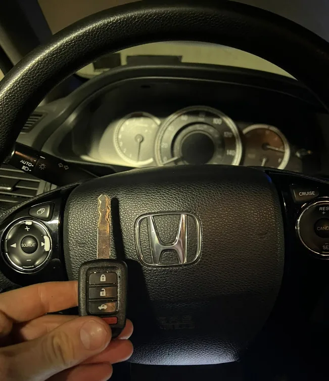 New replacement transponder key cut for a 2005 Honda Civic before programming